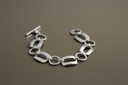  Arm-Gliederkette mit Ringelementen aus 925er-Silber und Knebelverschluss