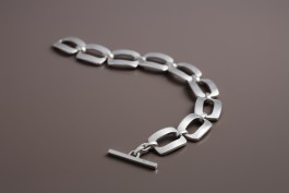  Gliederkette für das Handgelenk in ovaler Form aus massiv 925er Silber mit Knebelverschluss