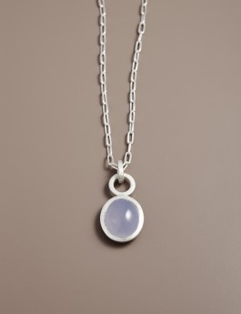 Kettenanhänger aus Chalcedonstein mit Cabochonschliff in 925er Silberfassung an Halskette aus Sterlingsilber