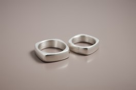 Partnerringe in 925er Silber in eckiger Form und mattiert