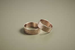 Eheringe aus 750er Gold roséfarben, die Oberfläche ist gehämmert