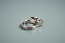 Eheringe bicolor, Weißgold mit Rotgold-Band, Gravur möglich