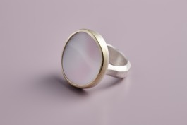  Ring aus 925er Silber mit Perlmuttstein in Fassrand aus 750er Gelbgold