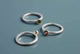  Rosa Turmalinquarz, blauer Turmalinstein, grüner Turmalin, alle mit Facettenschliff in Gelbgold gefasst auf Ring aus 925er Silber