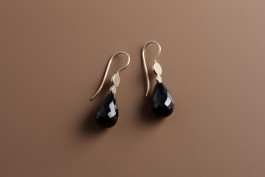 Ohrschmuck aus 585er Gold mit schwarzem Turmalin in Tropfenform mit Facettenschliff